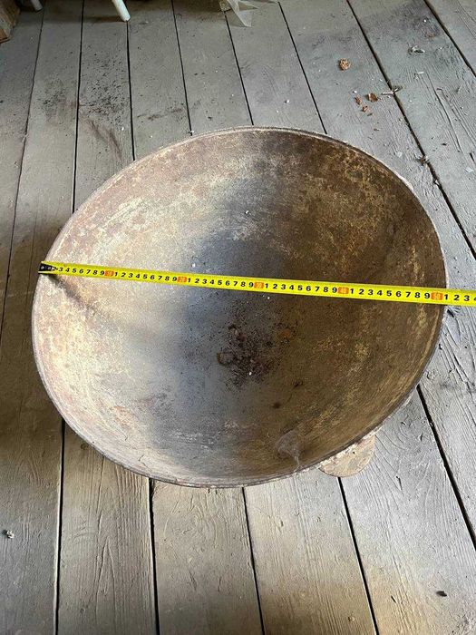 Чугунный казан среднего размера