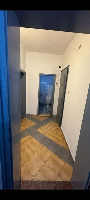 Ъглов УПИ с къща + гараж за автобус, две улици