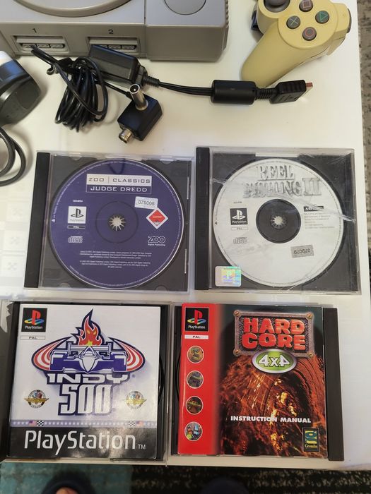 Consola Ps 1 in cutie cu 2 Manete+ 5 jocuri.