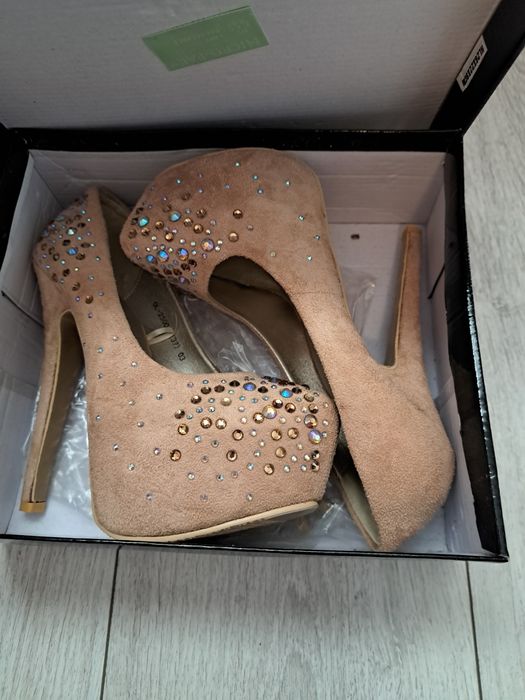 Pantofi cu toc nepurtati