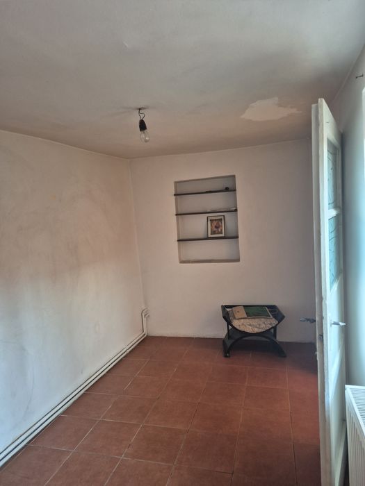 Vand casa la curte Laminorului