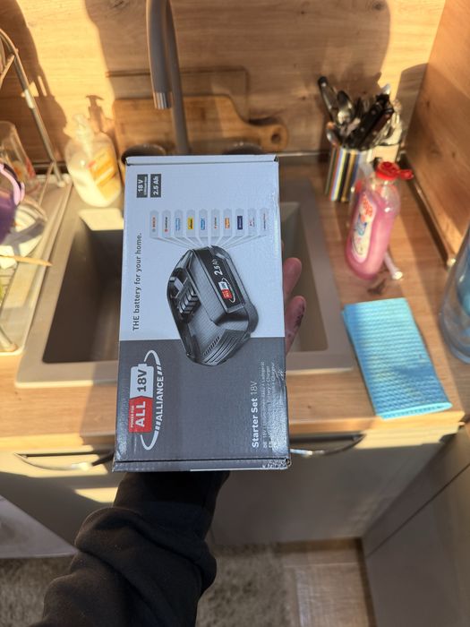 Нова Батерия bosch 2.5 A със зарядно устройство