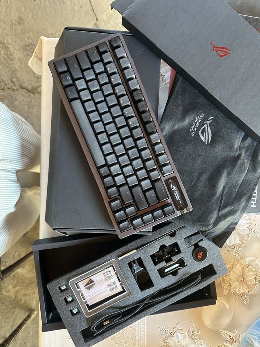 За Пол цены Asus RogAzoth Премиальная беспроводная игровая клавиатура