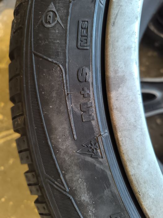 Vând 2 anvelope M+S Dunlop
