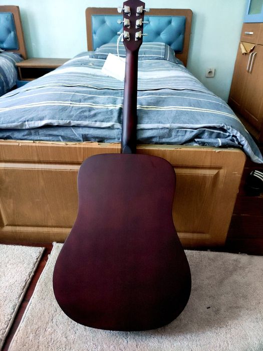 Гитара новая открыли чтоб показать и продать