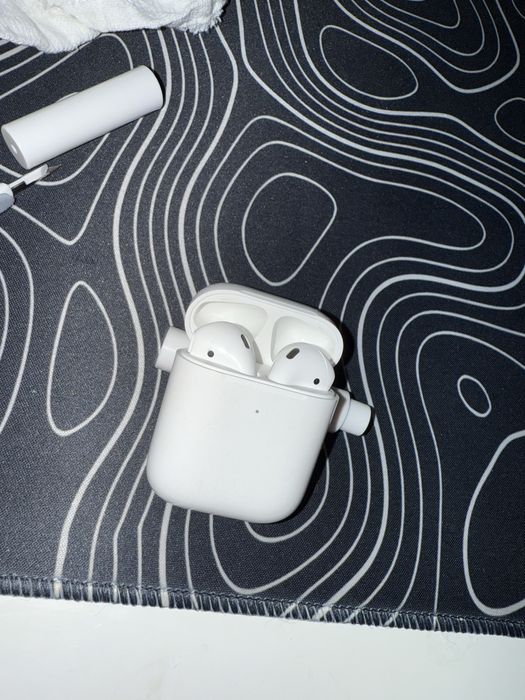 AirPods 2nd Generation + Wireless Charging Case (без кутия)