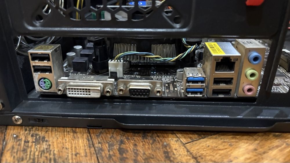 Оборудвано дъно ASRock H81M-DGS c i5 4570