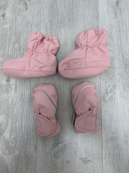 Зимен коплект меки ботуши и ръкавици за бебе