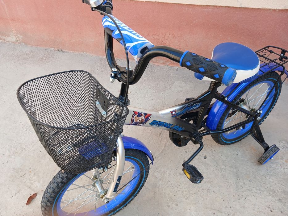 Velosiped holati yangi olinganiga ko'p bo'magan bolam haydamadi