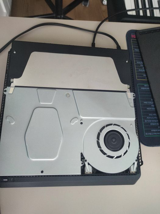 PS4 cu 2 controlare in stare aproape perfecta si optional trei CD-uri