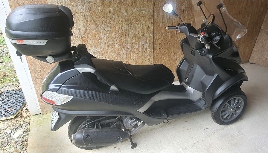 Scuter piagio mp3 , 250cc . 6000ei