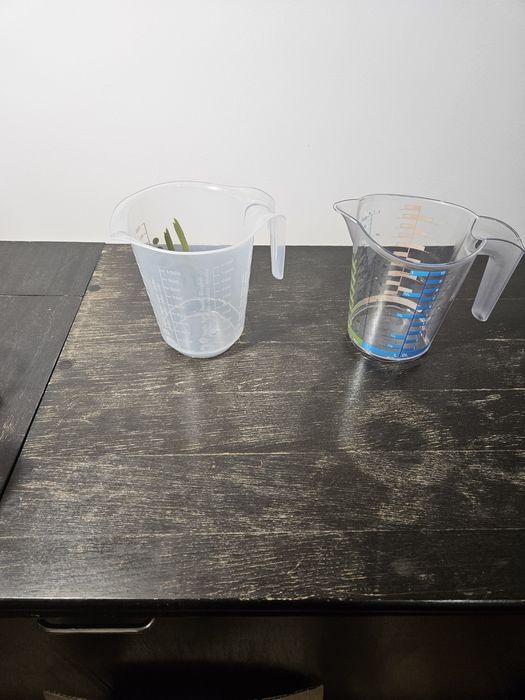 Пласмасови кани и три стъклени чаши