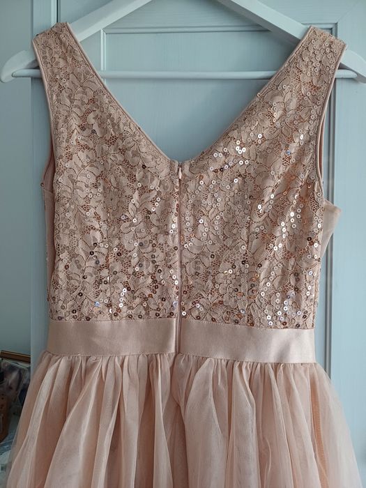 Дамска рокля в цвят шампанско