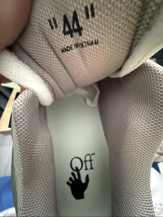 vand adidasi off white odsy 1000