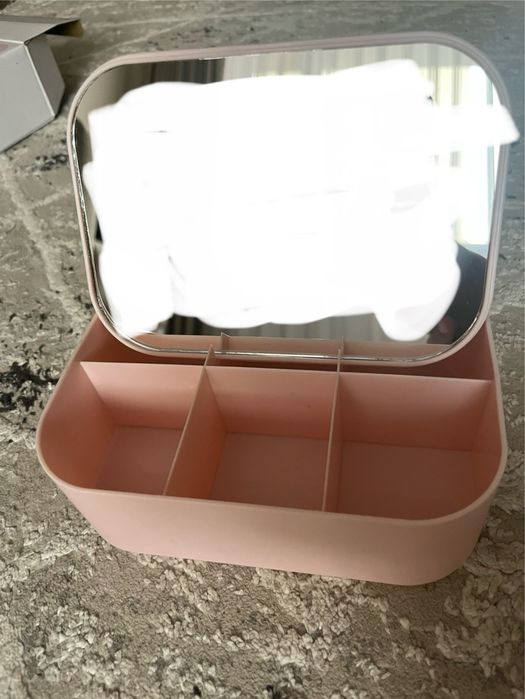 зеркало с ящиками для косметики