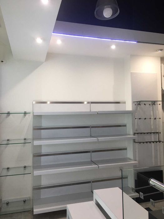 Мебели за обзавеждане на магазин