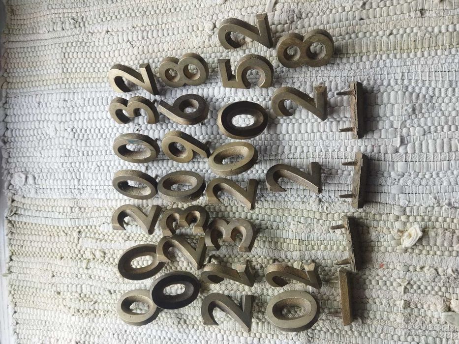 Месингови цифри и букви