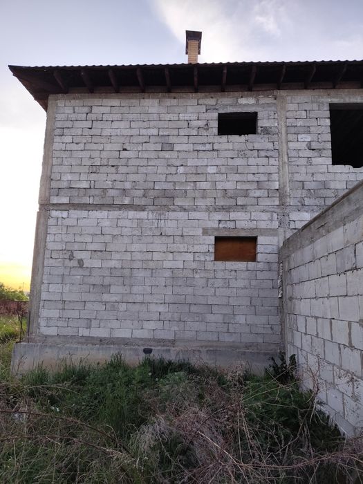 Дом недостроенный с участком продам