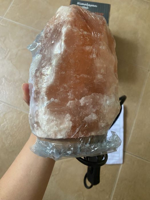 Бяла Солна Лампа с дървена основа 2-3 кг