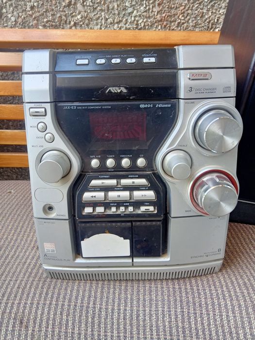 Продам центр Aiwa в среднем состоянии.