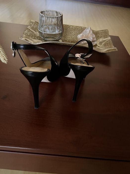 Pantofi decupati din piele marimea 39