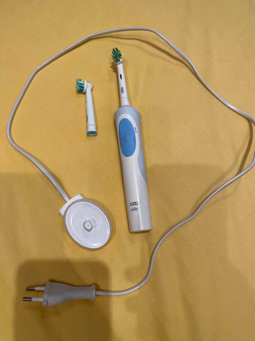 Електрическа четка за зъби Орал би,Oral B