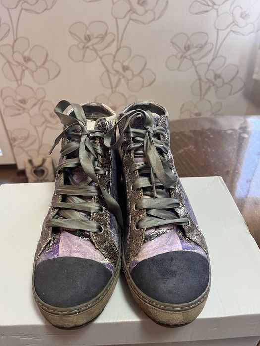 Лилави кожени кецове с пеперуди