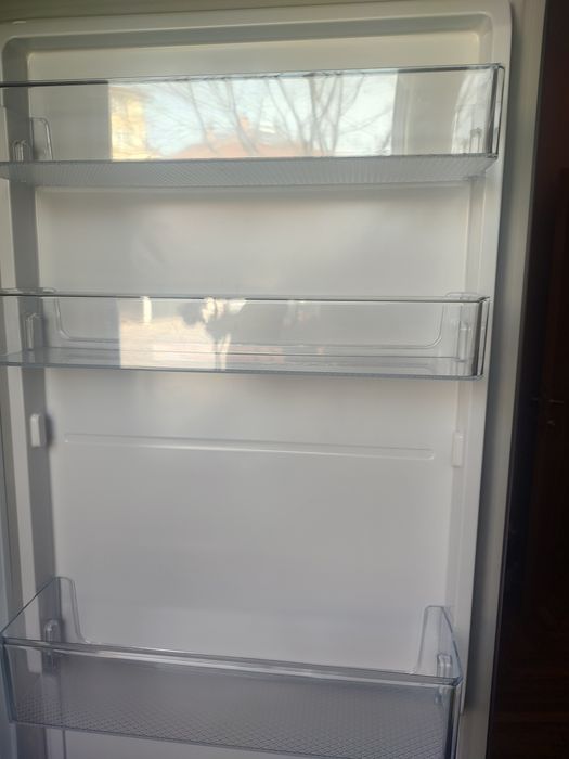 Продавам хладилник Samsung, в гаранция