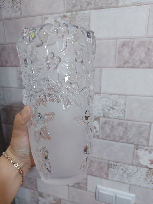 Продам графины и вазу.