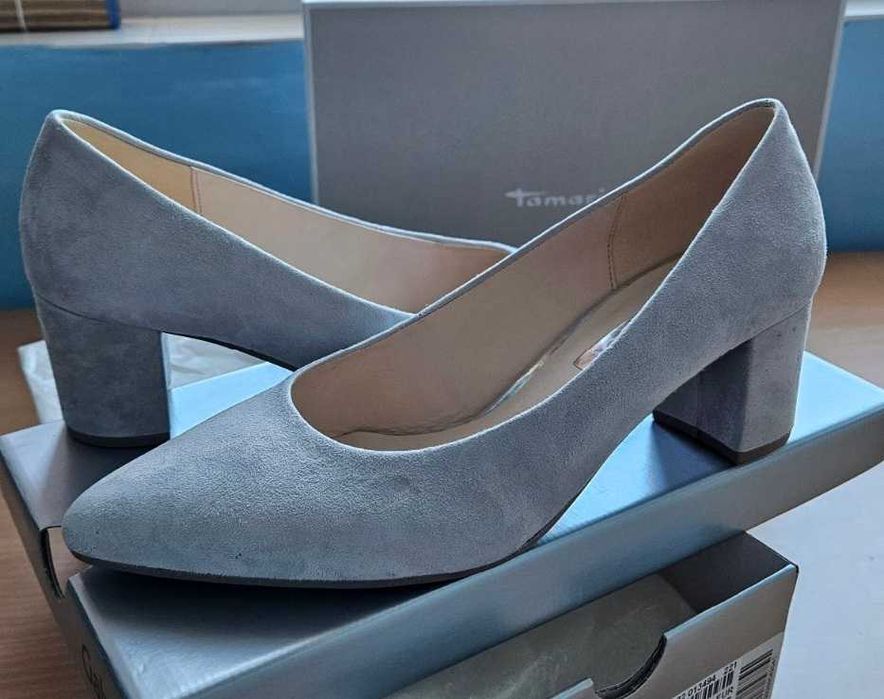 Светлосиви бални обувки на висок ток