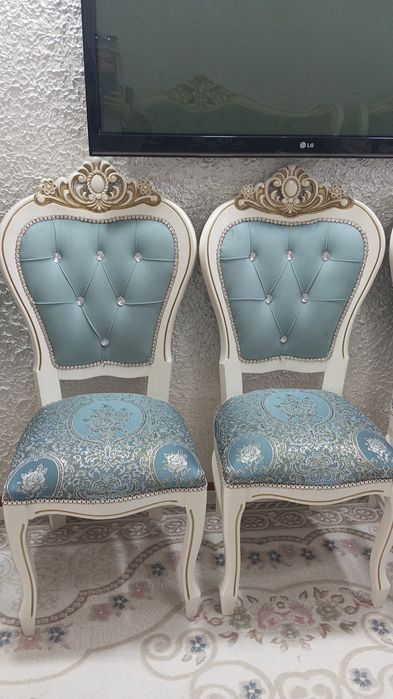 Продается диван с двумья креслами со стульями