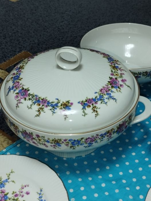 Продам столовый сервиз,посуда