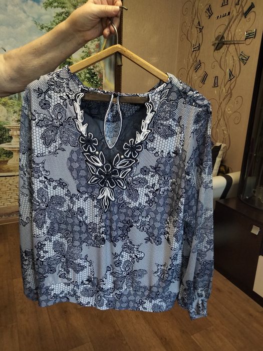 Блуза с вырезом и узором.