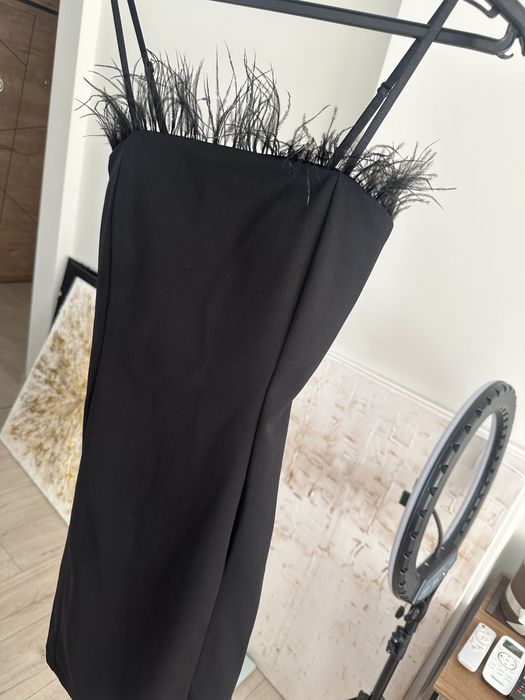 Топове и черна рокля с пера