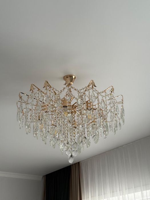 Люстра в гостиную очень красивая