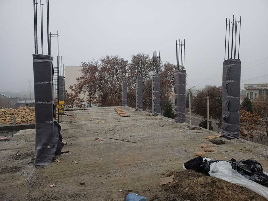 Продаются квартиры и магазины в центре Кагана вдоль дороги.