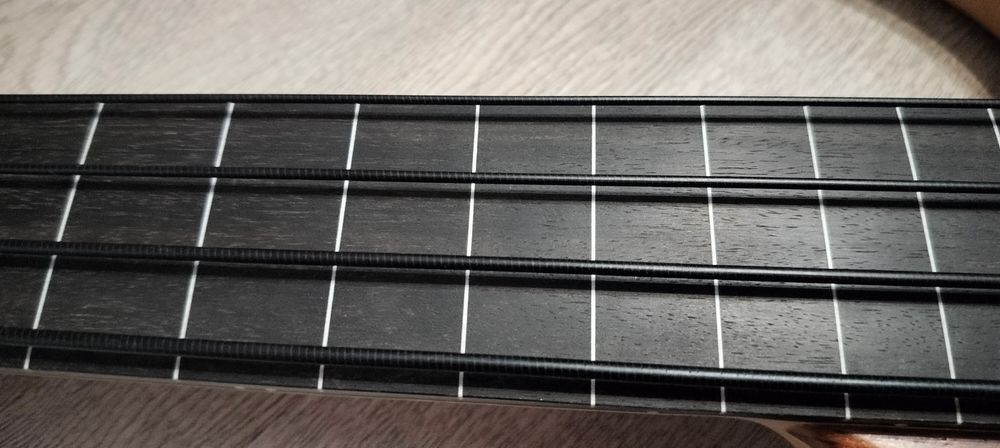 Безладовая бас гитара