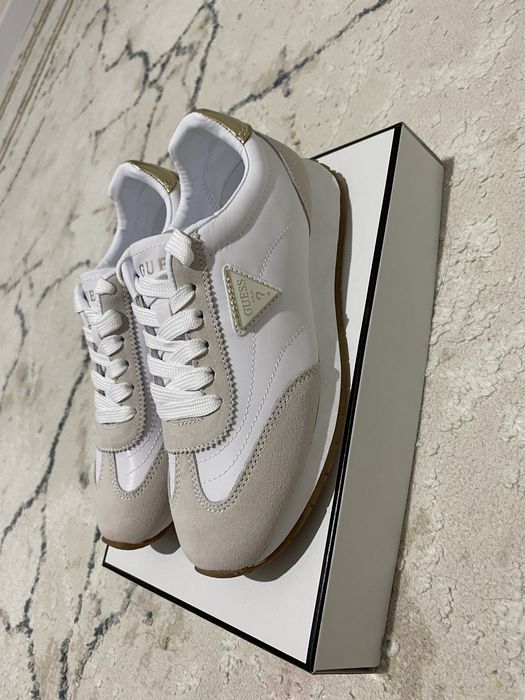 Кроссовки от бренда GUESS