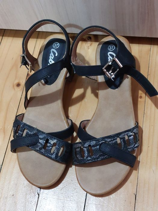 Сандали на плътен ток