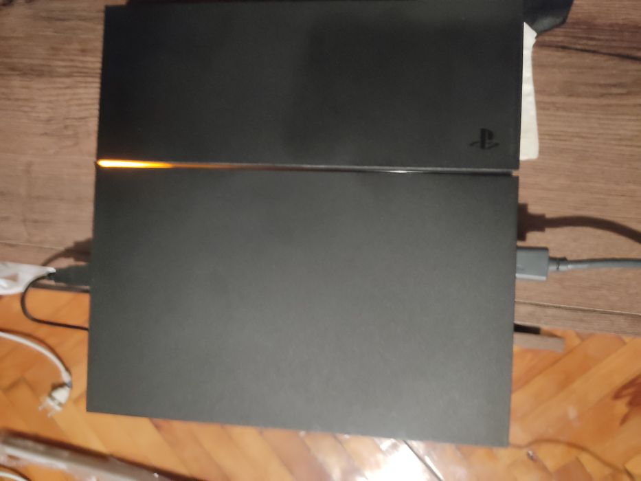 Play Station 4 +Два Джойстика и 6 ИГРИ !