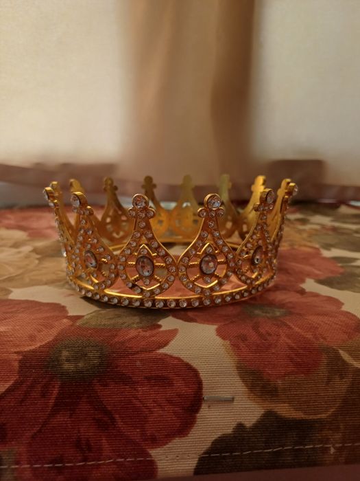 Красивая корона (бижутерия)