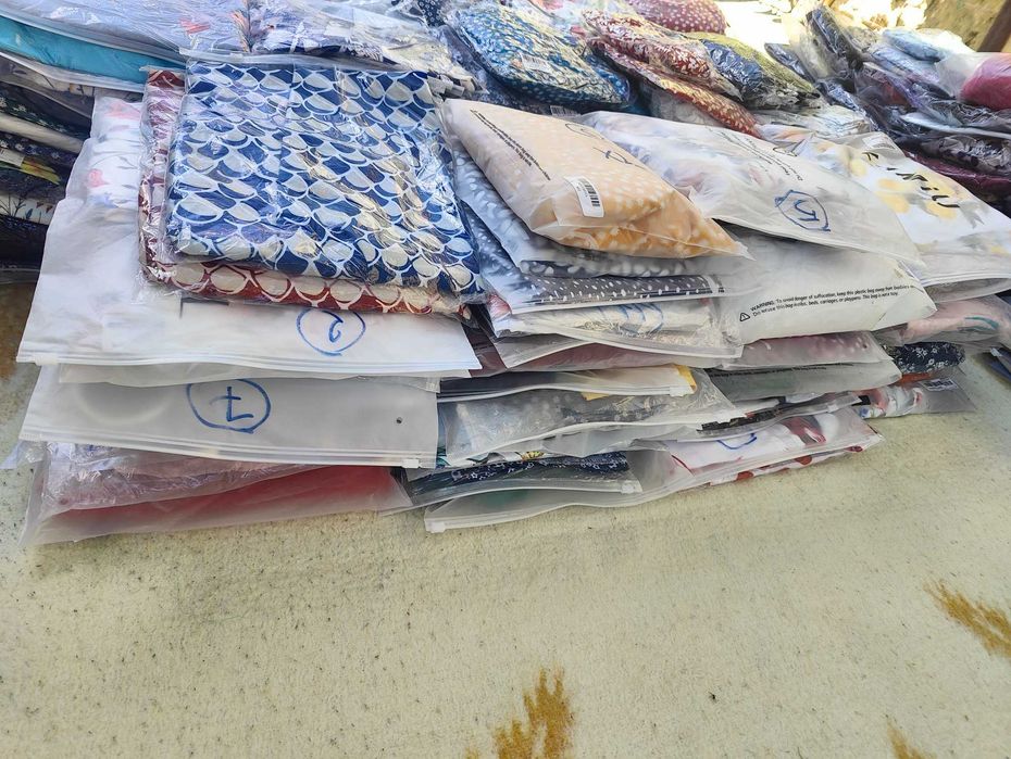 Vand marfă pentru targ, rochii , bluze si costume de baie !!!