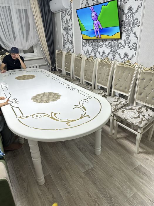 Продам стол для гостиной