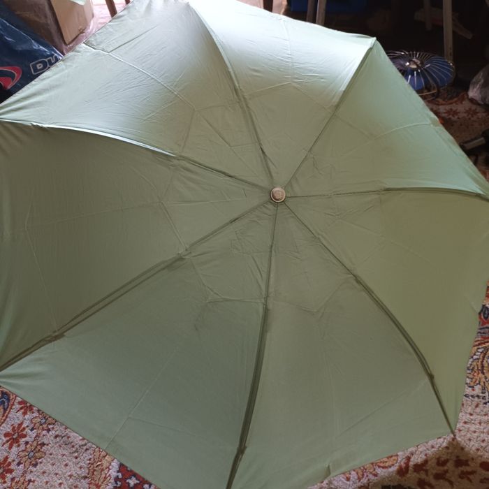 Продавам чадъри сгъваеми.