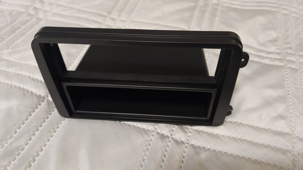 Продавам преход за музика Passat b6, от 2din към единично радио-CD