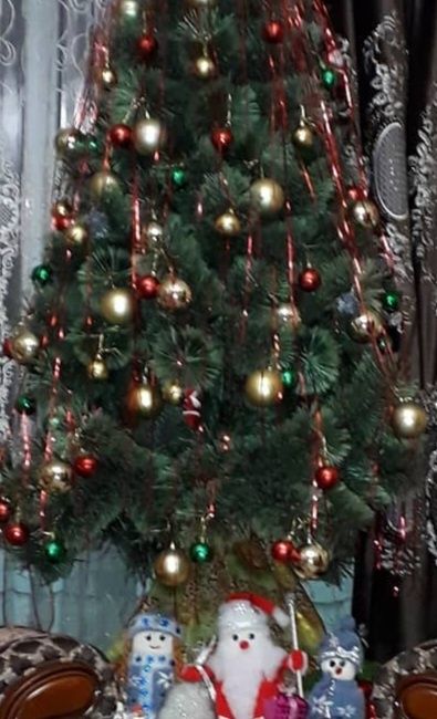 Новогодняя ёлочка вместе с игрушками .