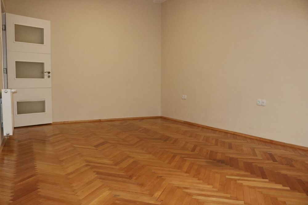 Офис до Народното събрание с паркомясто – 3 помещения, луксозен ремон