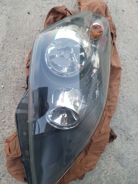 Продавам оригинален десен фар за Опел Зафира Б