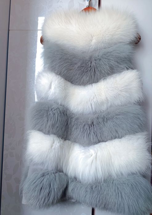 Пухкав елек с естествен косъм от сребърна лисица