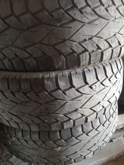 Продам комплект б/у покрышки ек